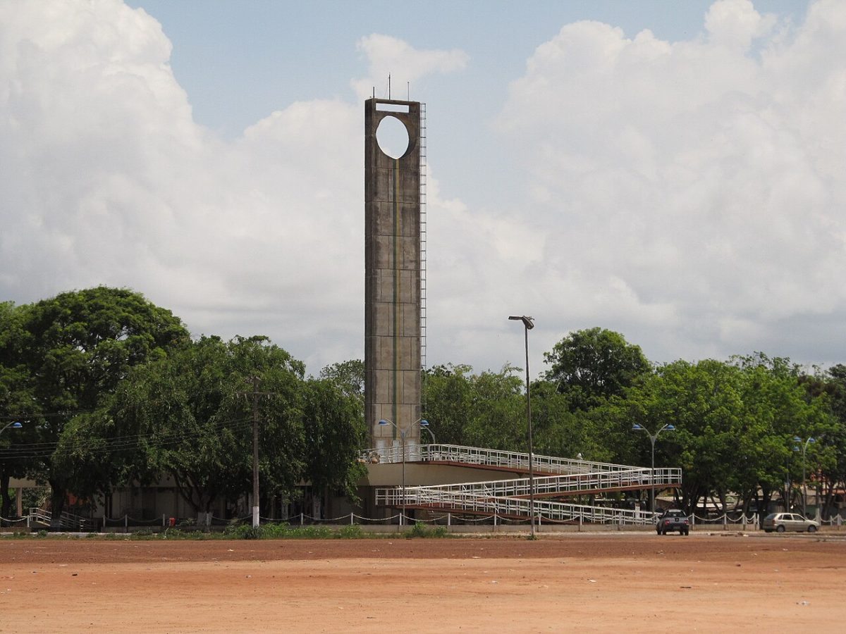 Het betonnen evenaarmonument met een ronde opening in de Braziliaanse stad Macapa