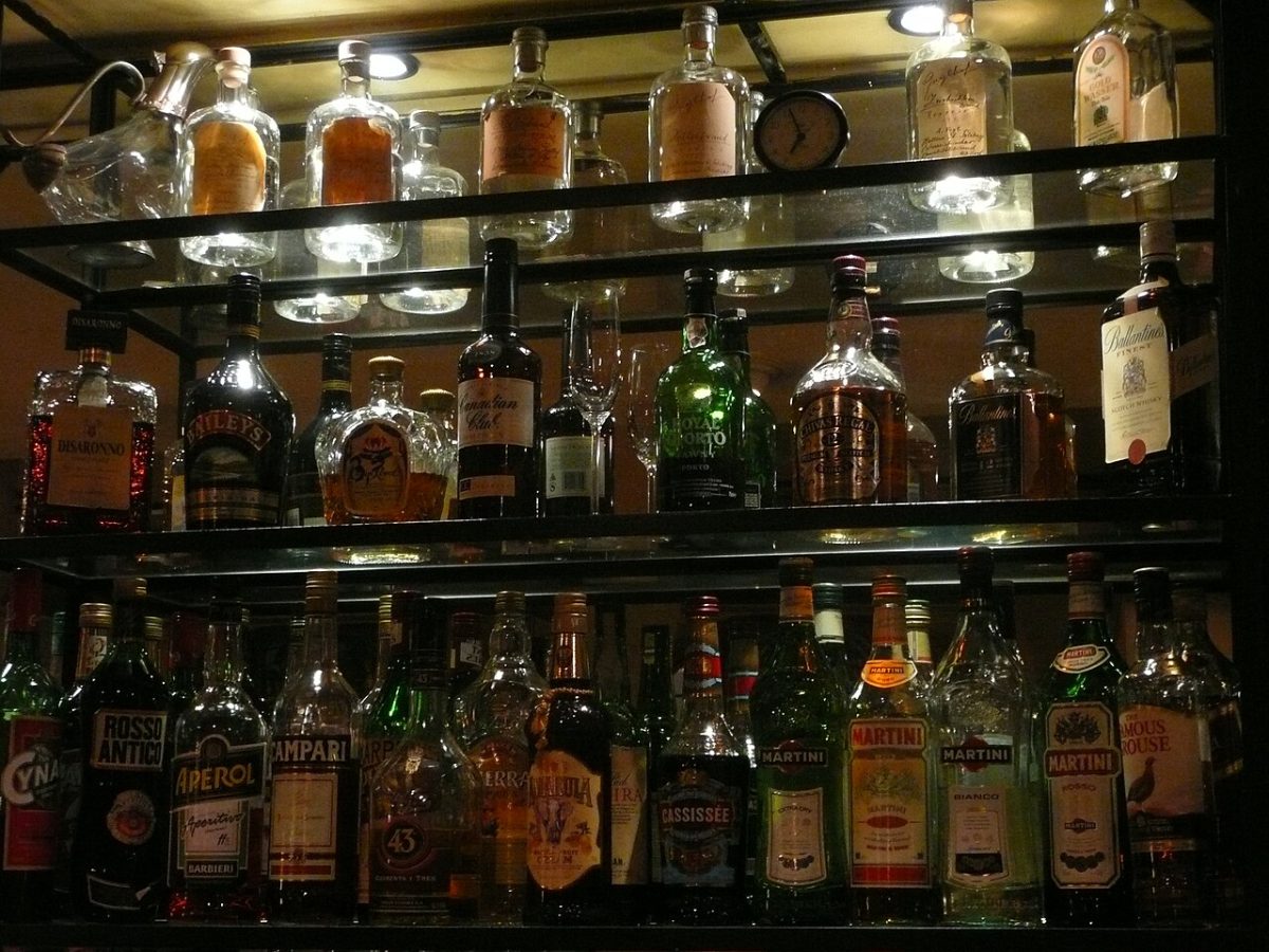 Flessen sterke drank naast elkaar op een barplank