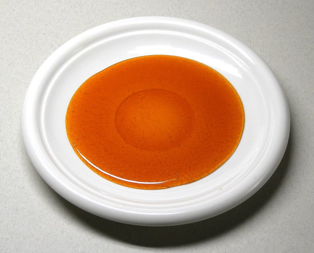 Donker gebrande karamel in een pan