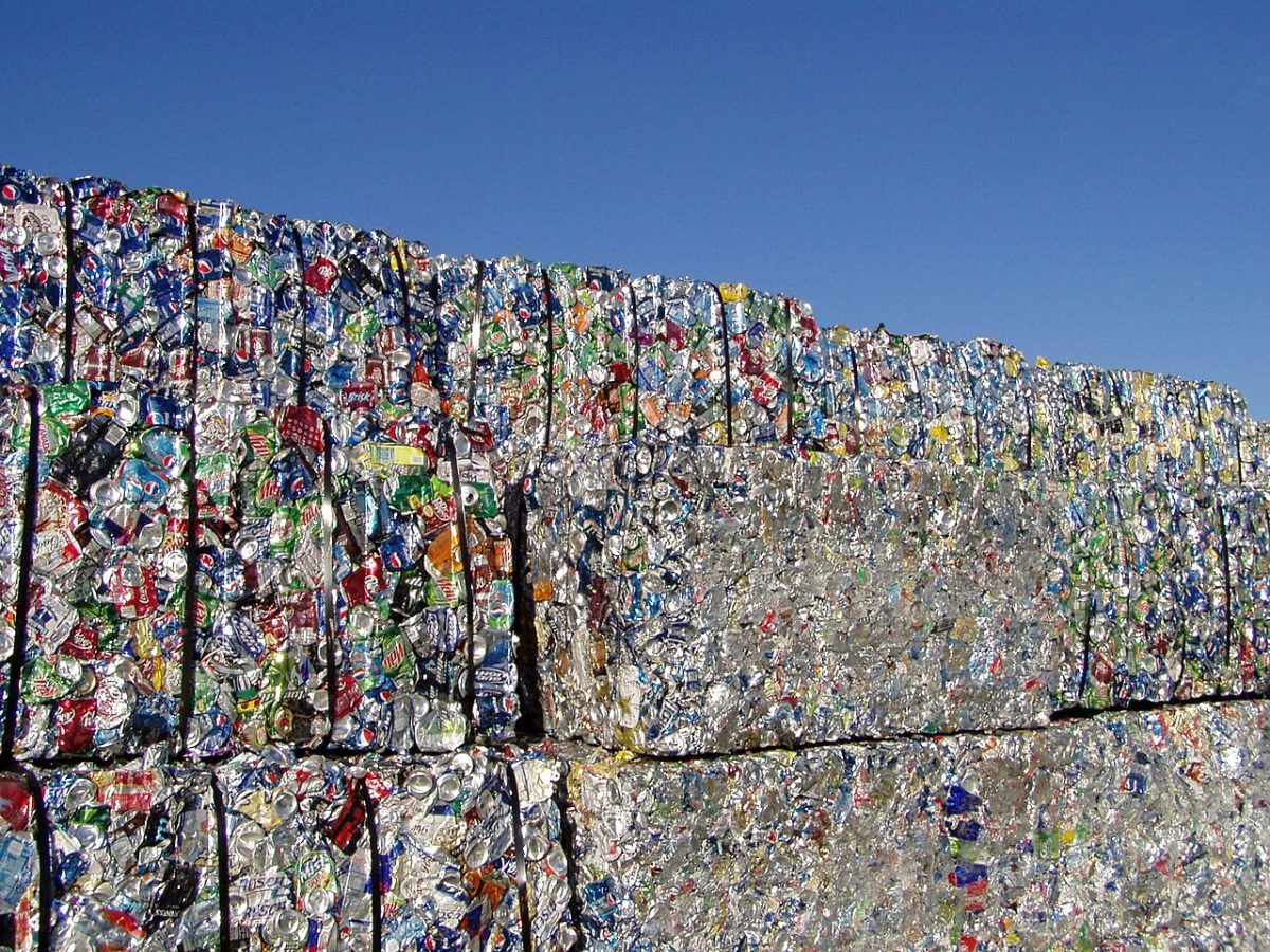 Balen samengeperste drankblikjes op een recyclingterrein