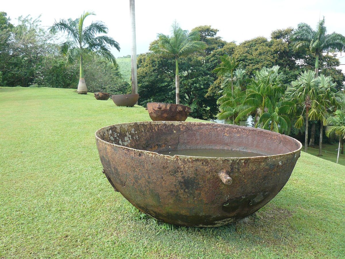 Oude gistingskuipen op het terrein van Habitation Clement op Martinique