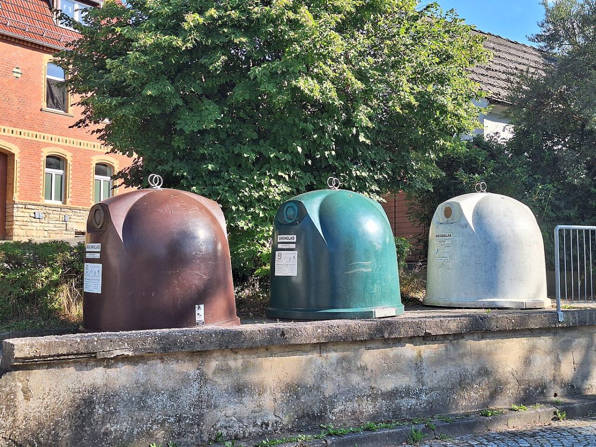 Drie glasbakken naast elkaar langs de weg