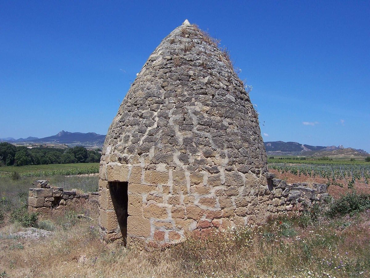 Een guardaviñas, ronde stenen schuilhut, in een wijngaard bij Haro in Rioja