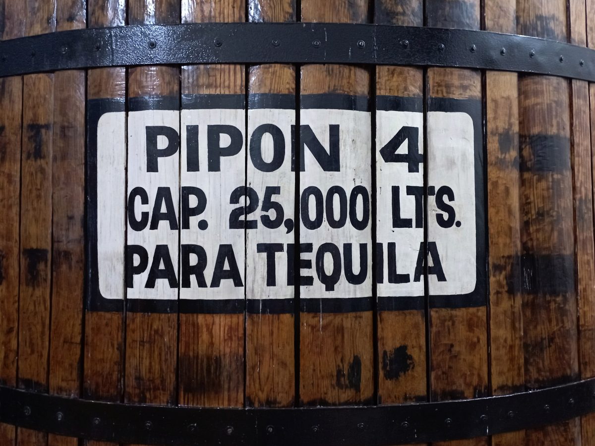 Groot houten opslagvat met het opschrift pipon 4 en een inhoud van 25.000 liter voor tequila