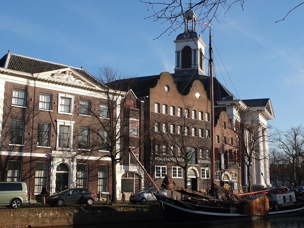 Het Jenevermuseum aan de Lange Haven in het centrum van Schiedam