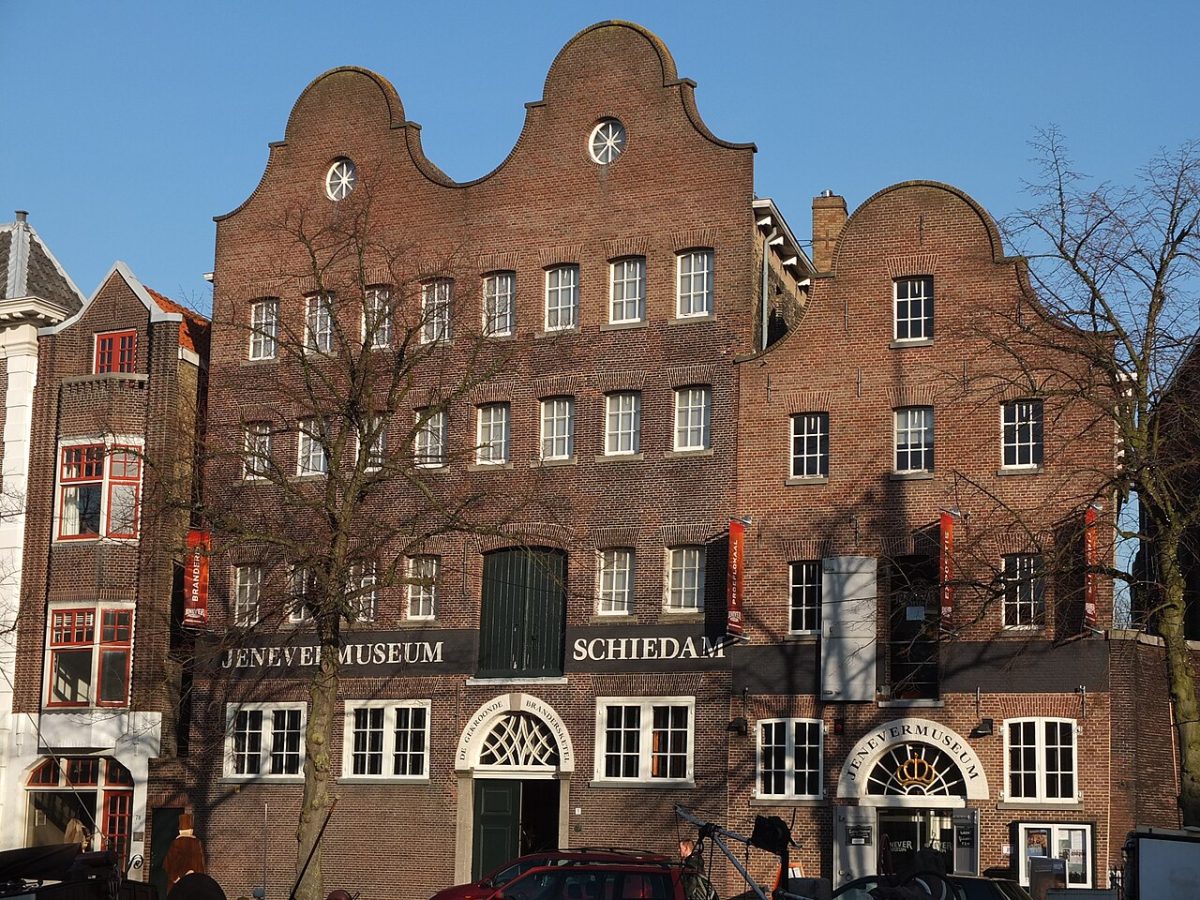 De gevel van het Jenevermuseum in Schiedam