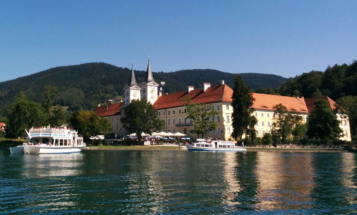 Het voormalige klooster van Tegernsee aan het meer in Opper-Beieren