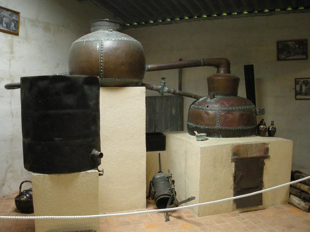 Koperen alambic a repasse voor calvados in Saint-Jean-des-Champs in Normandie
