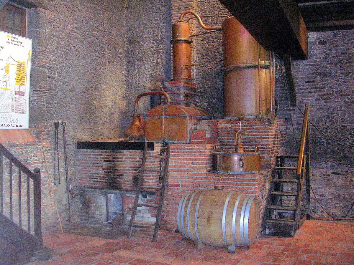 Koperen armagnacketel uit 1804 op het Domaine d Ognoas in de Landes