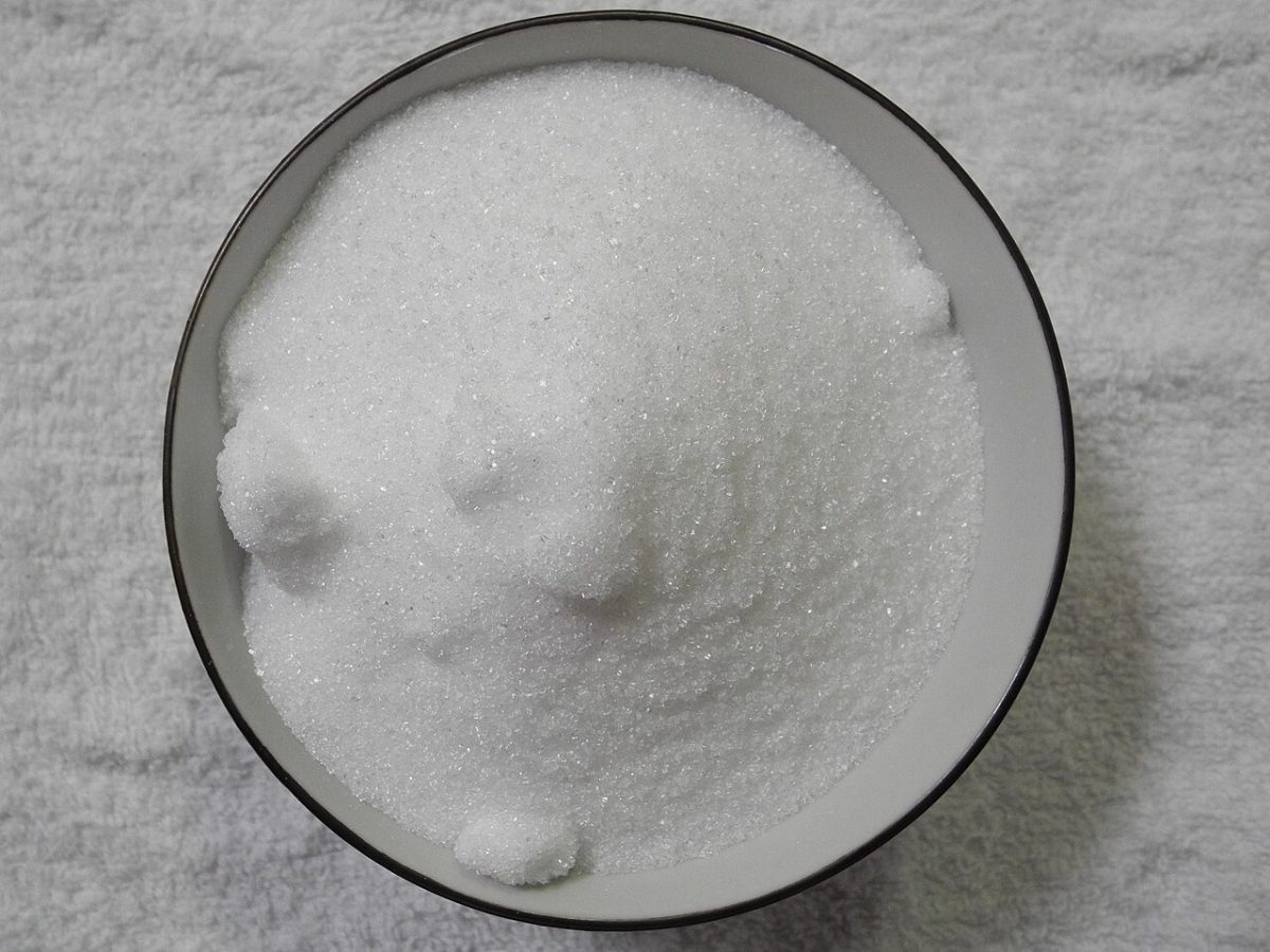 Witte kristalsuiker in een witte schaal