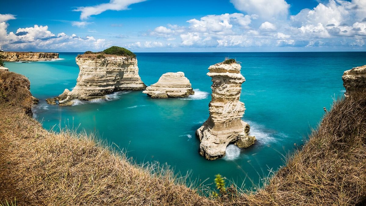 Rotsformaties in zee voor de kust van Salento in Puglia