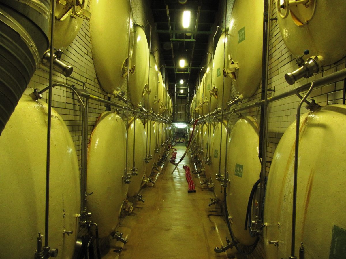 Liggende lagertanks in de koude kelder van een brouwerij