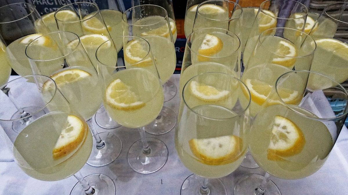Glazen met limoncello spritz, elk met een schijfje citroen op de rand
