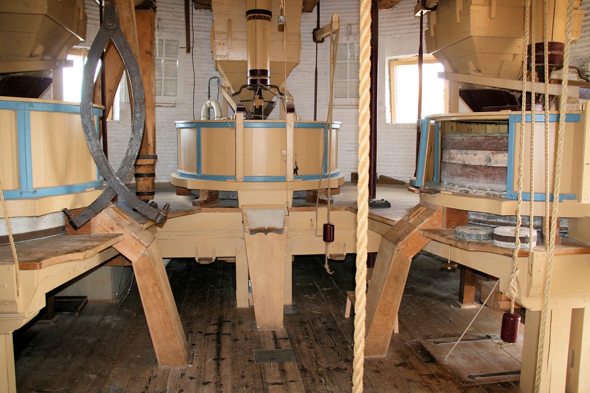 De maalstoel met molenstenen in molen De Nieuwe Palmboom in Schiedam