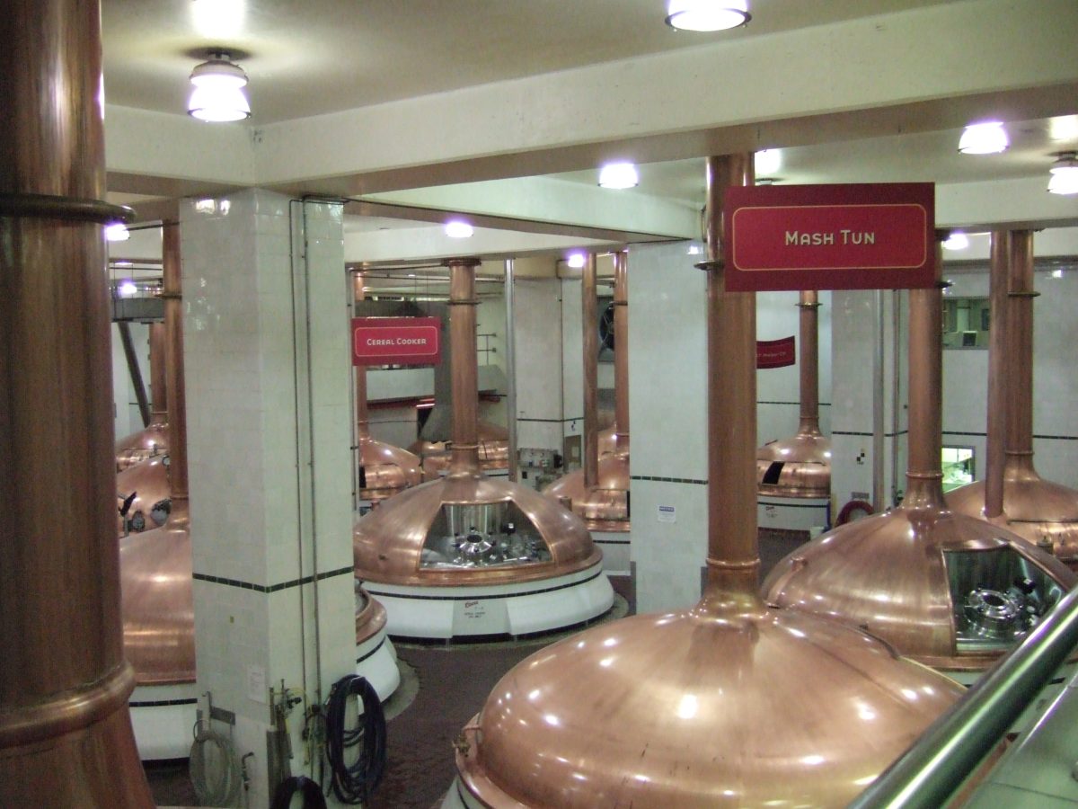 Koperen maischkuip in een brouwerij, met daarnaast een bordje met de tekst mash tun