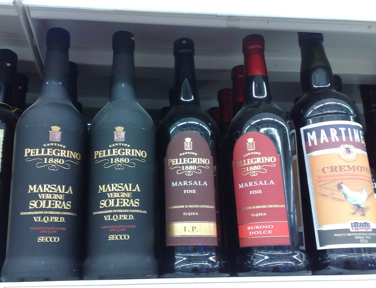 Flessen marsala op een schap, met de aanduidingen vergine soleras secco, fine en cremovo op de etiketten