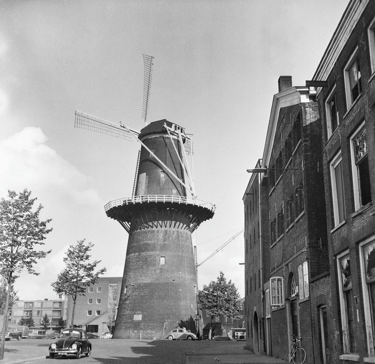 Molen De Noord tussen de gebouwen aan de Noordvest in Schiedam