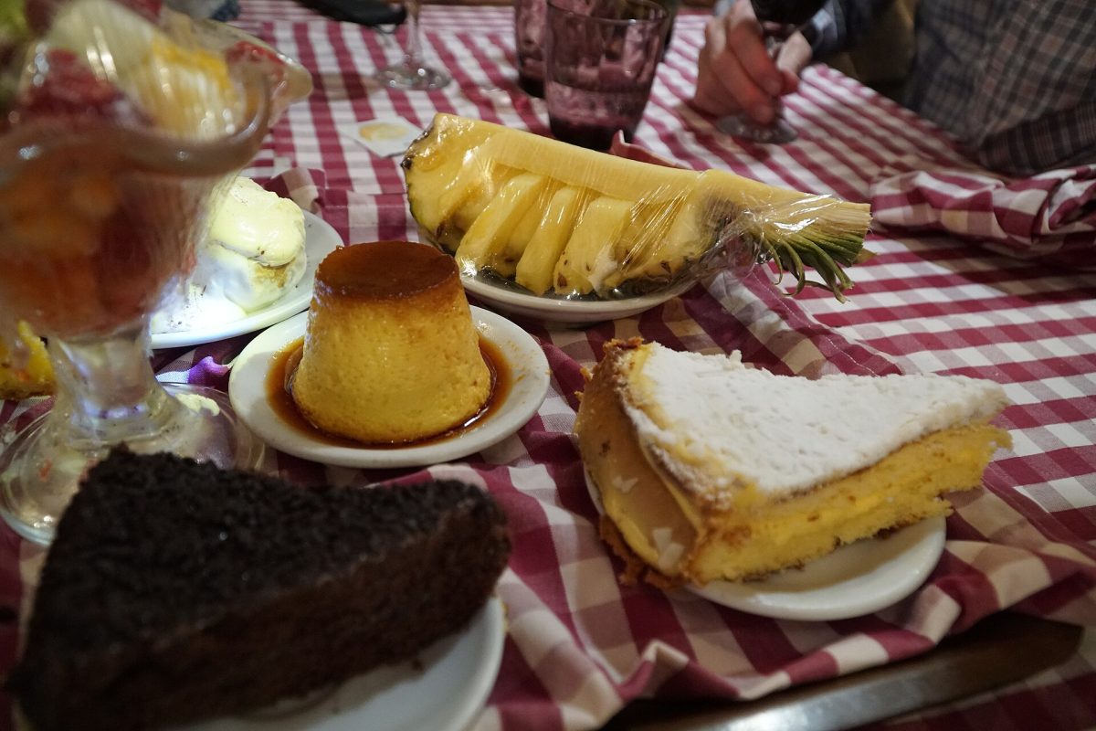 Nagerechten op een geblokt tafelkleed in een Italiaans restaurant
