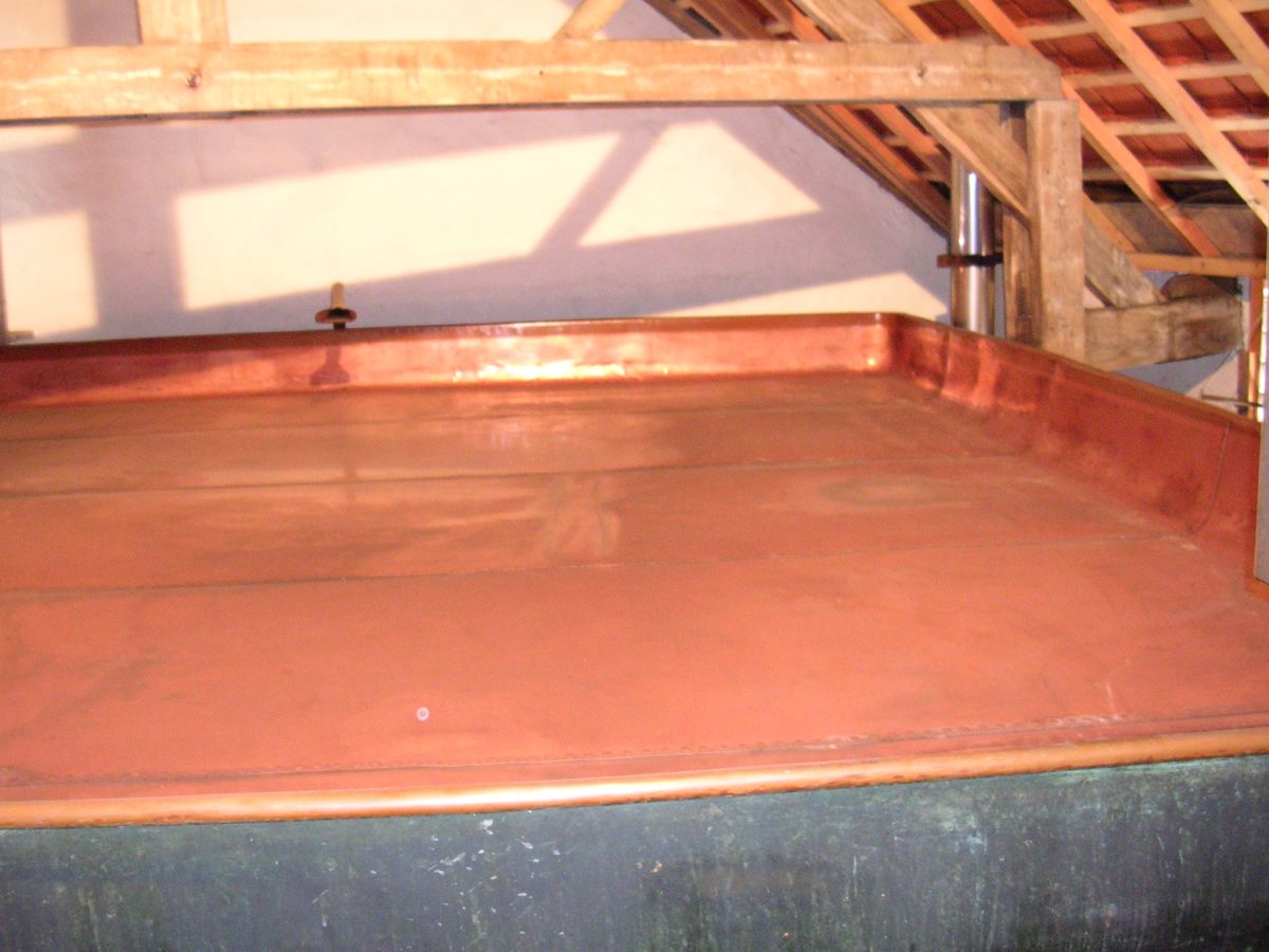 Een open koelschip onder het dak van een Brusselse lambiekbrouwerij