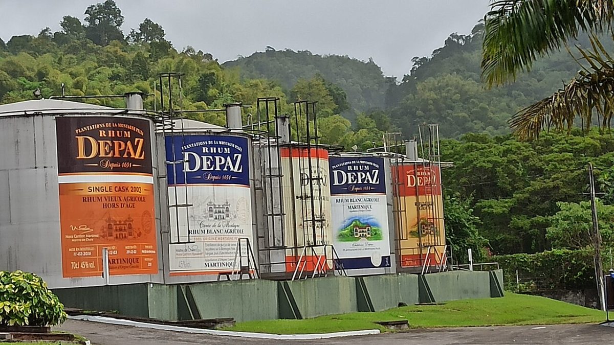 Grote opslagtanks voor rum bij de Depaz-distilleerderij op Martinique