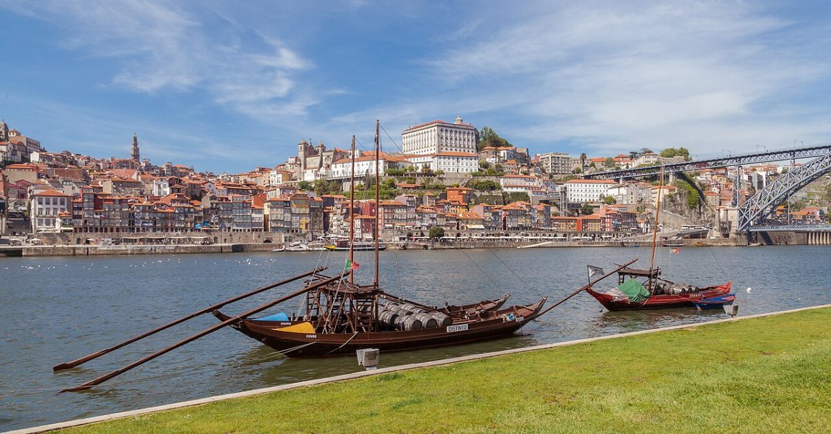 Traditionele rabelo-boten op de Douro voor de kade van Porto