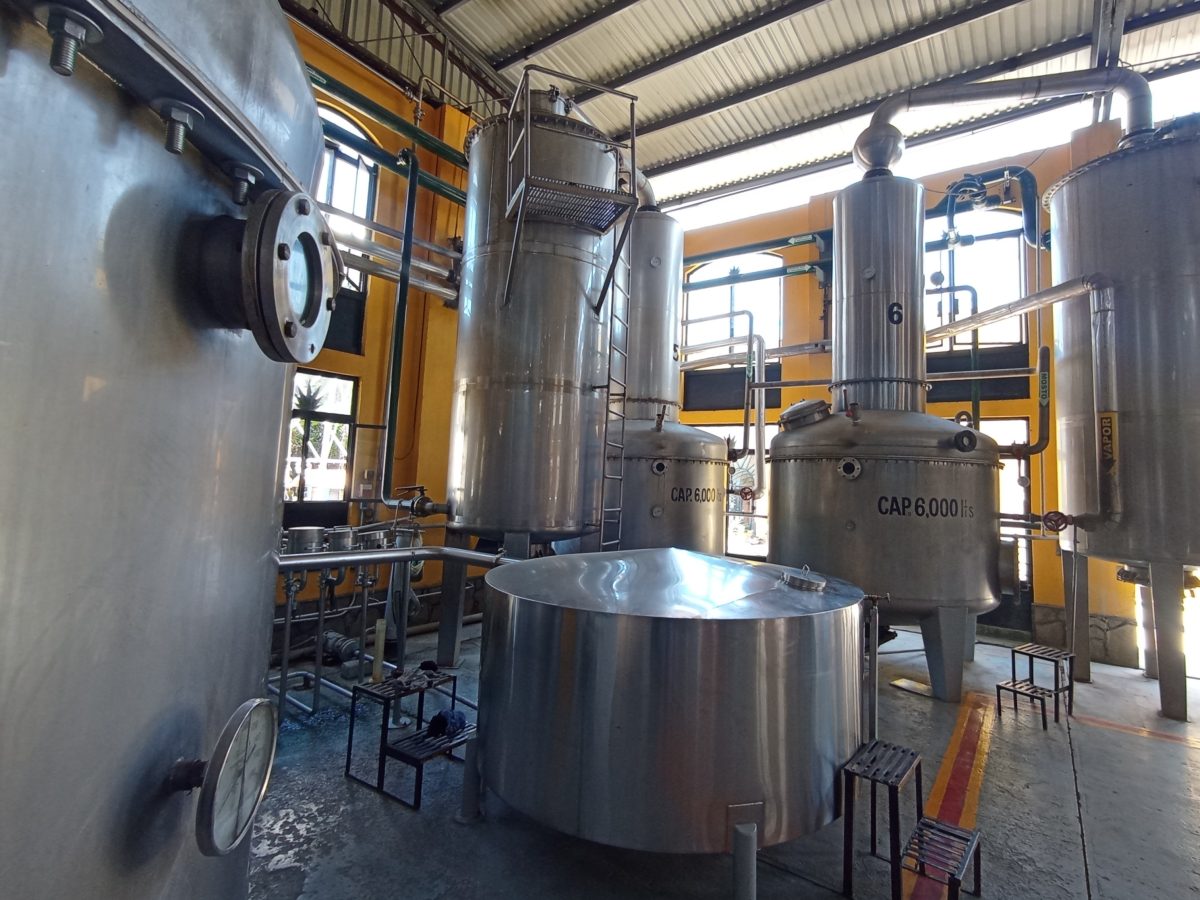 Roestvrijstalen ketels en tanks in een moderne tequiladistilleerderij in Jalisco