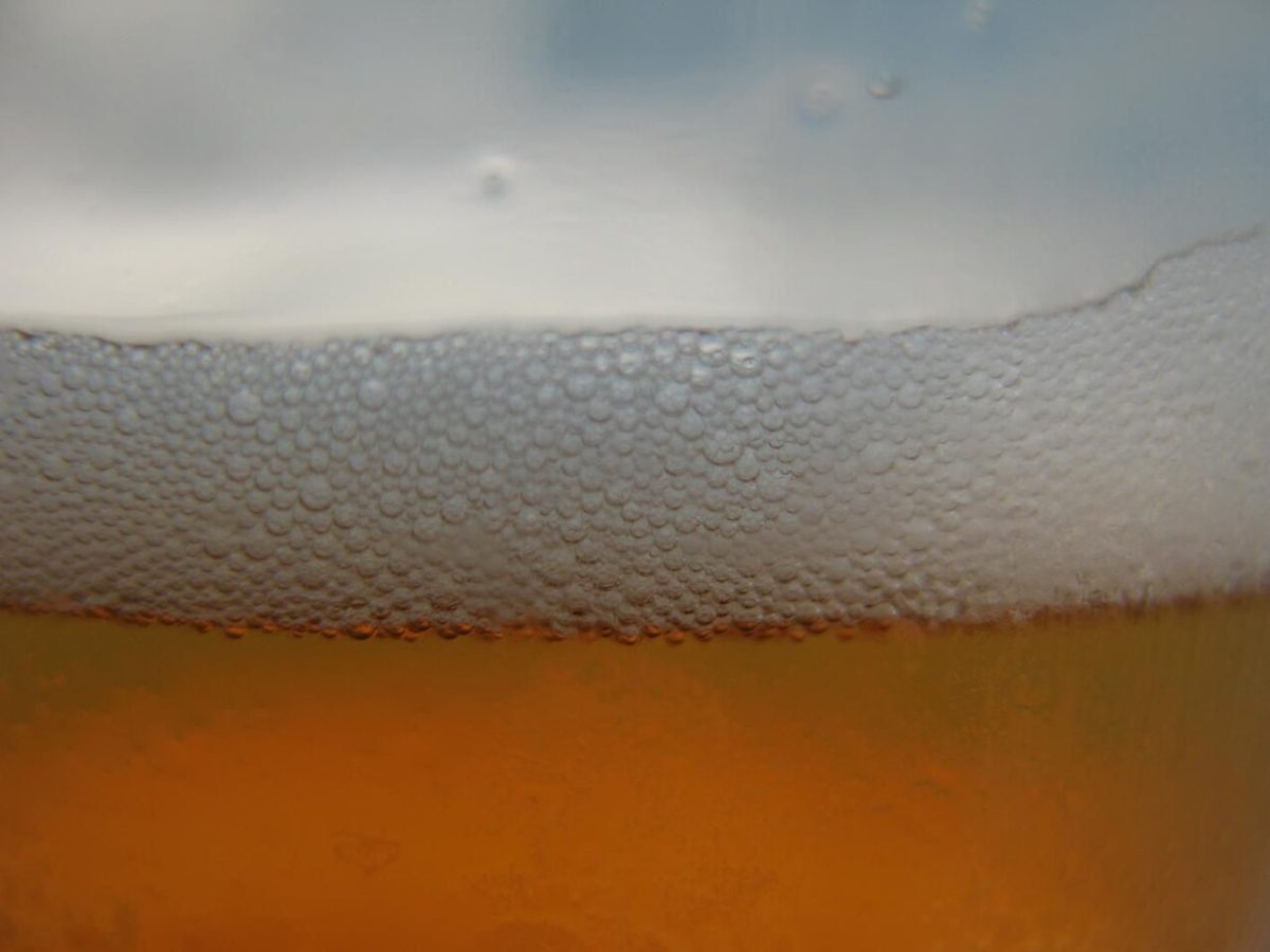 Close-up van de schuimkraag op een glas bier