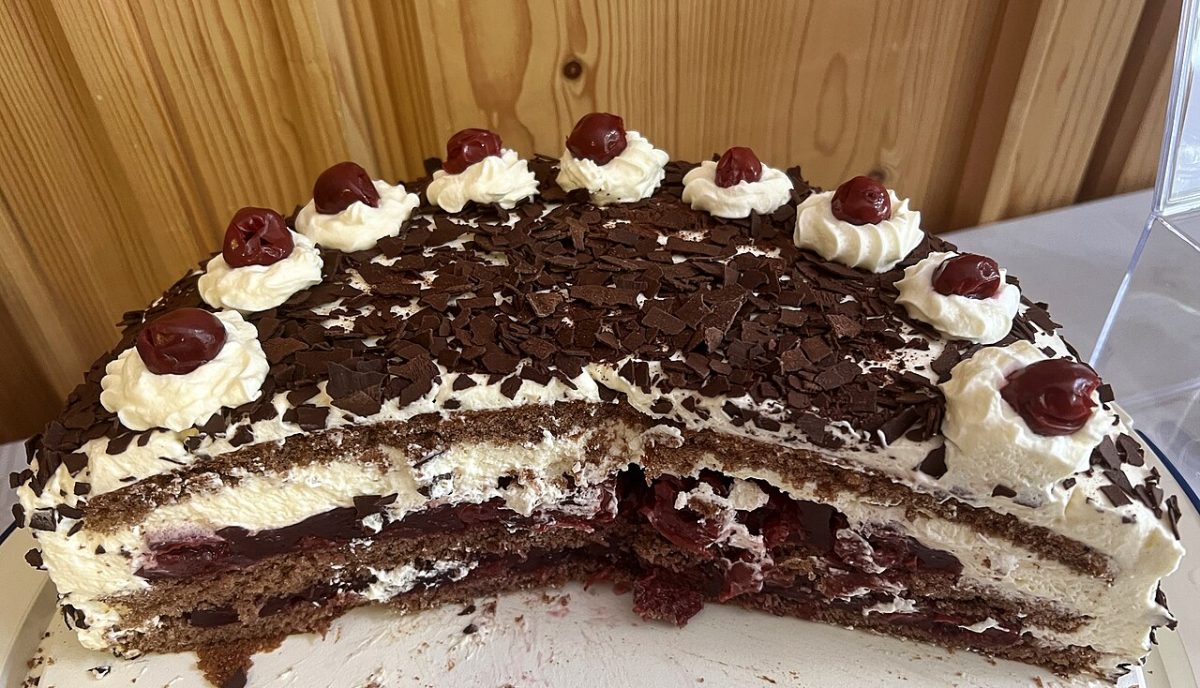 Schwarzwalder Kirschtorte met slagroom en kersen