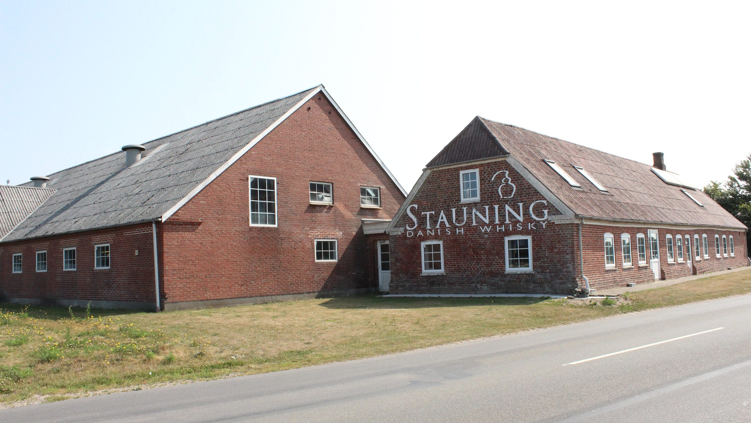 De oude gebouwen van de Stauning-distilleerderij in West-Jutland