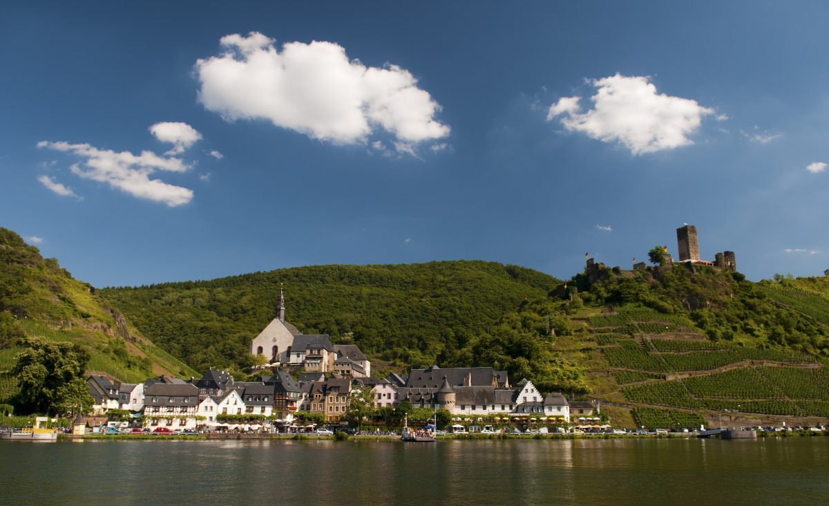 Steile wijnhellingen boven het dorp Beilstein aan de Moezel