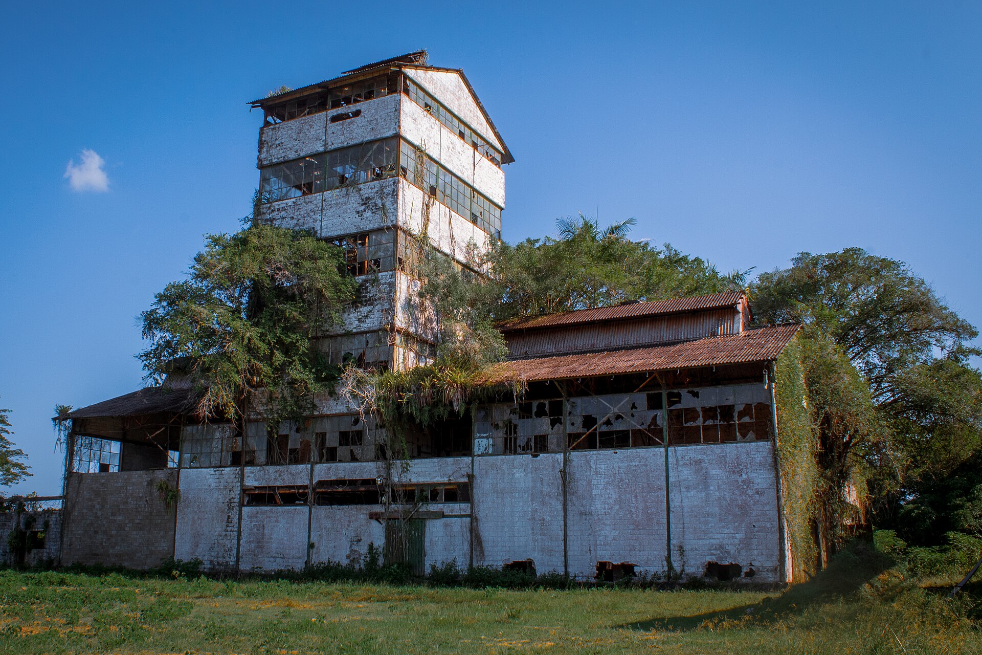 De voormalige suikerfabriek van plantage Marienburg in Suriname