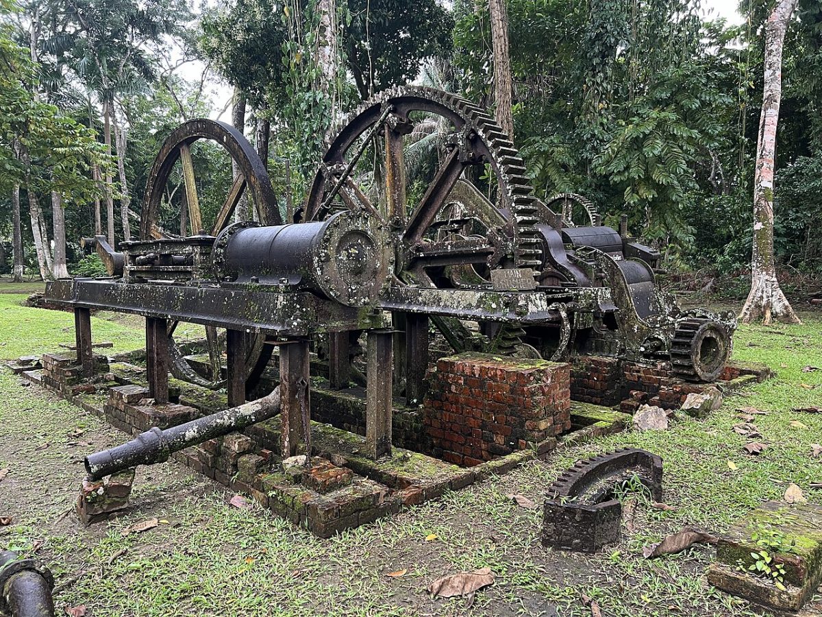 Een suikerrietpers met drie walsen in de oude Serpon-suikerfabriek in Belize