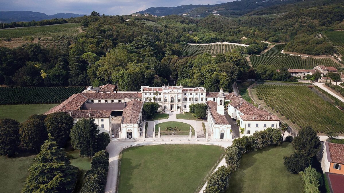 Een oude villa met wijngaarden eromheen in de Valpolicella