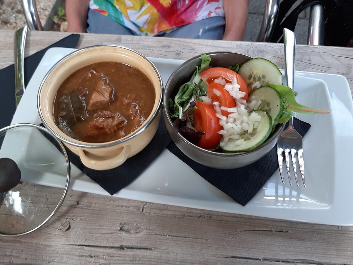 Vlaamse stoverij met een salade ernaast