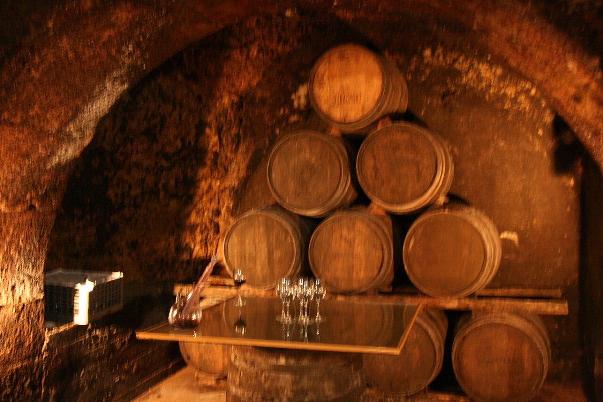 Eikenhouten vaten in een uitgehakte kelder onder Laguardia in Rioja Alavesa