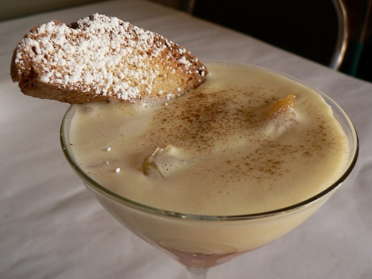 Zabaglione in een coupe, met een met poedersuiker bestoven koekje erin