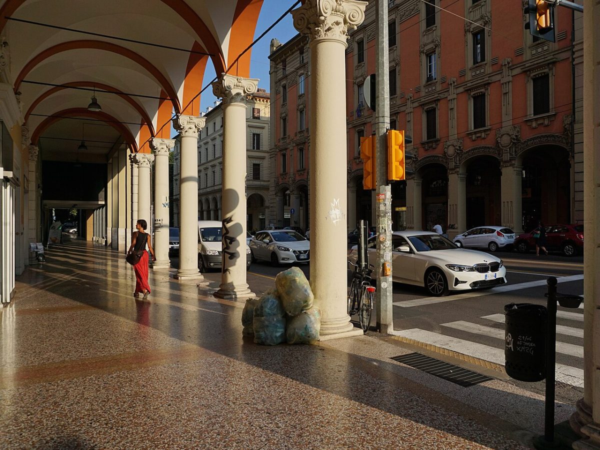 Een overdekte zuilengang langs de Via Irnerio in Bologna