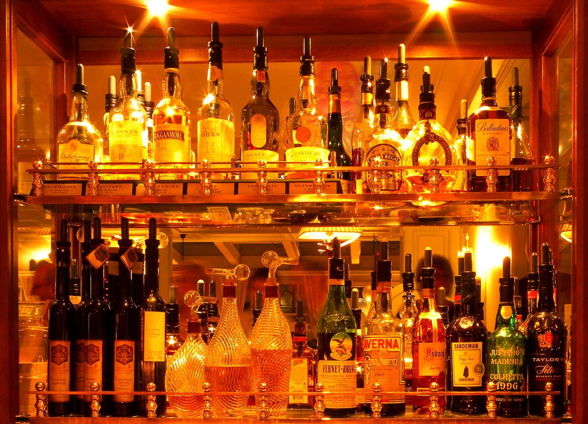 Flessen sterke drank op de planken achter een bar