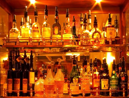 Hoe u kruidenbitter drinkt: koud, puur en in welk glas