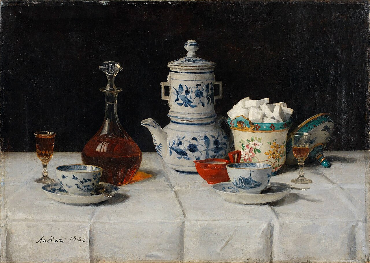 Schilderij van een stilleven met een koffiekan, kopjes, een suikerpot en een glazen karaf met bruine drank