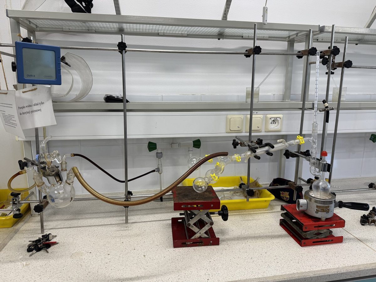 Een vacuumdestillatie-opstelling van glaswerk op een laboratoriumtafel