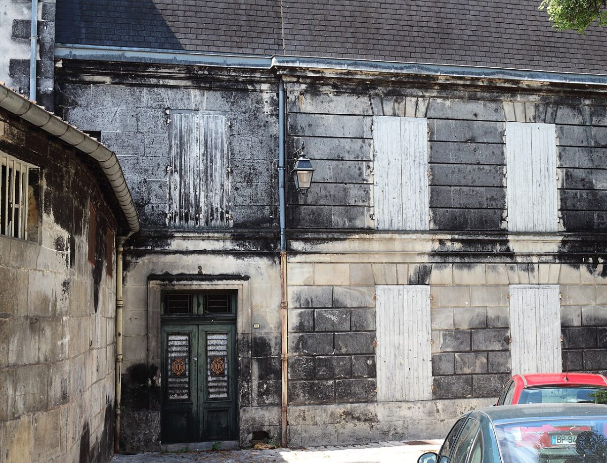 Zwartgeblakerde muren van een cognackelder in de stad Cognac