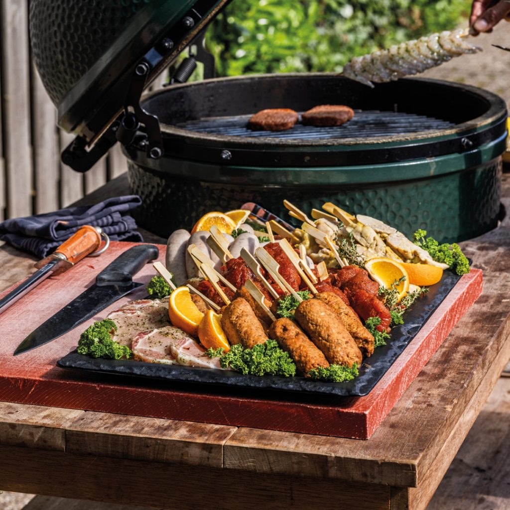 Barbecue met een schaal vol spiesen