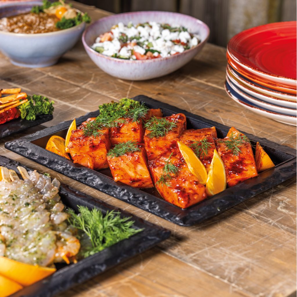 Vlees met salades op tafel