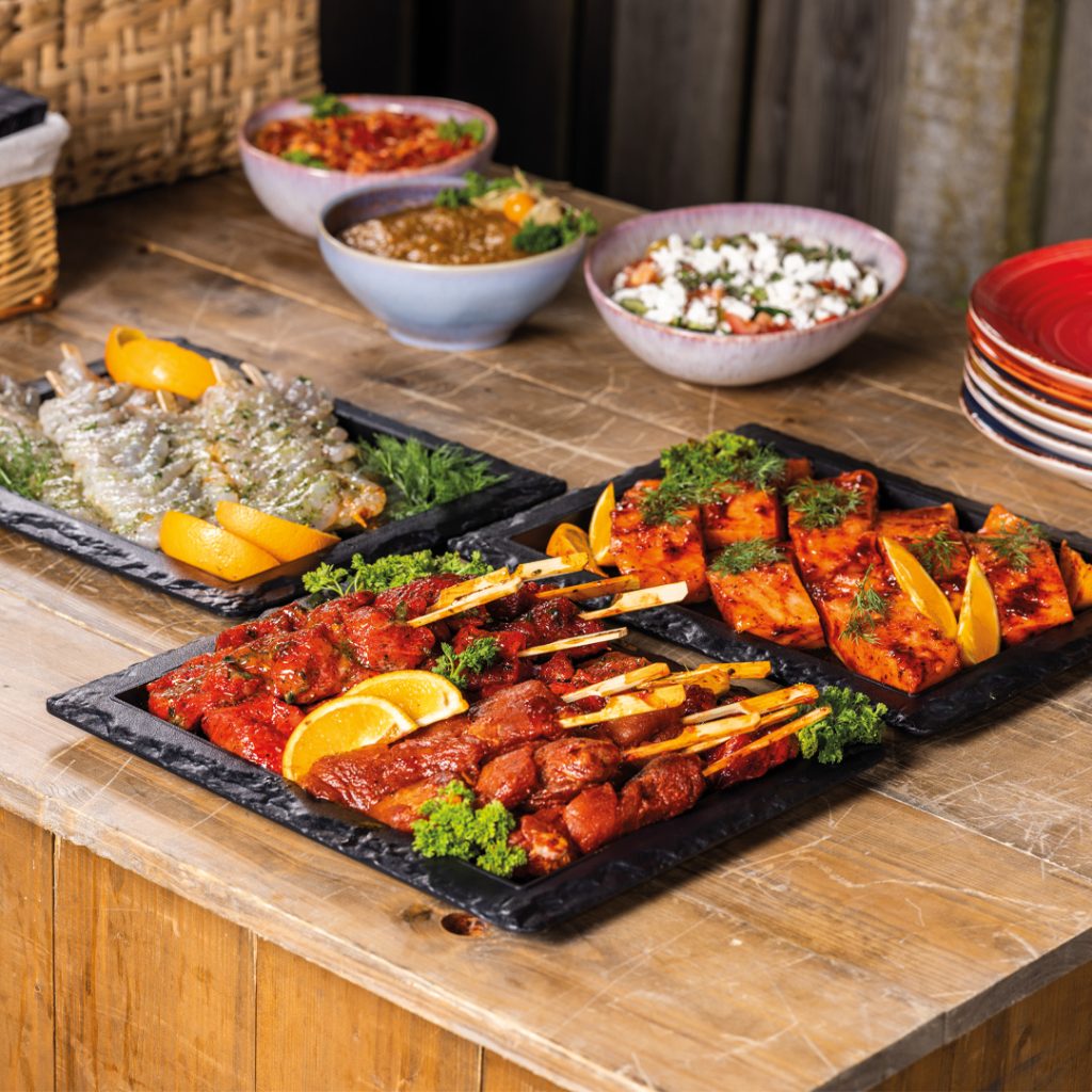 Barbecuevlees en salades op tafel