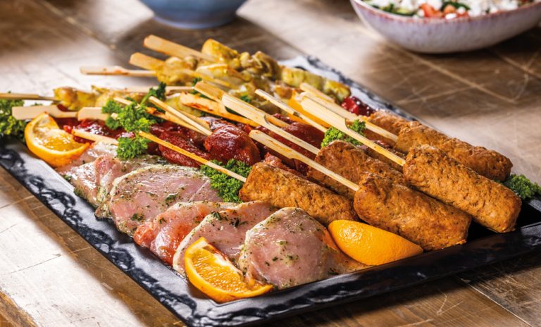 Barbecueschaal met spiesen, biefstuk en sparerib