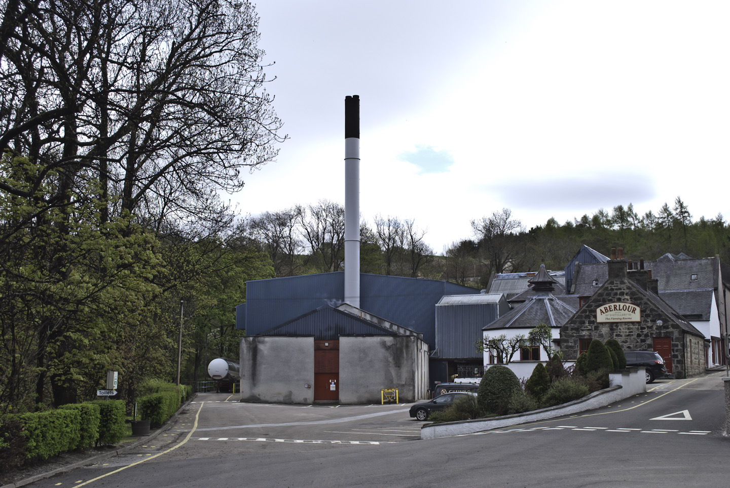 De Aberlour-distilleerderij in Speyside, gezien van de weg