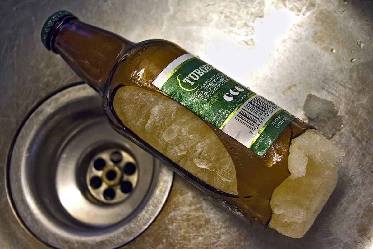 Een bierfles die door bevriezing is gesprongen