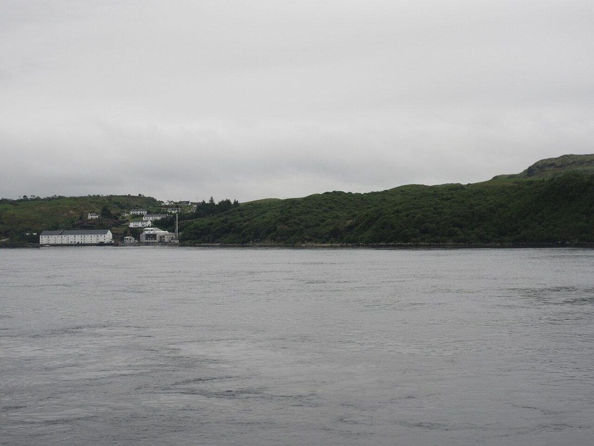 De distilleerderij van Caol Ila aan de zeestraat tussen Islay en Jura