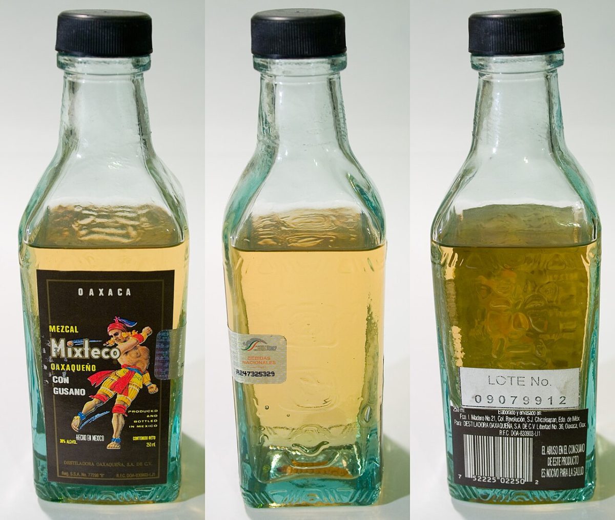 Drie aanzichten van een flesje mezcal uit Oaxaca met con gusano op het etiket